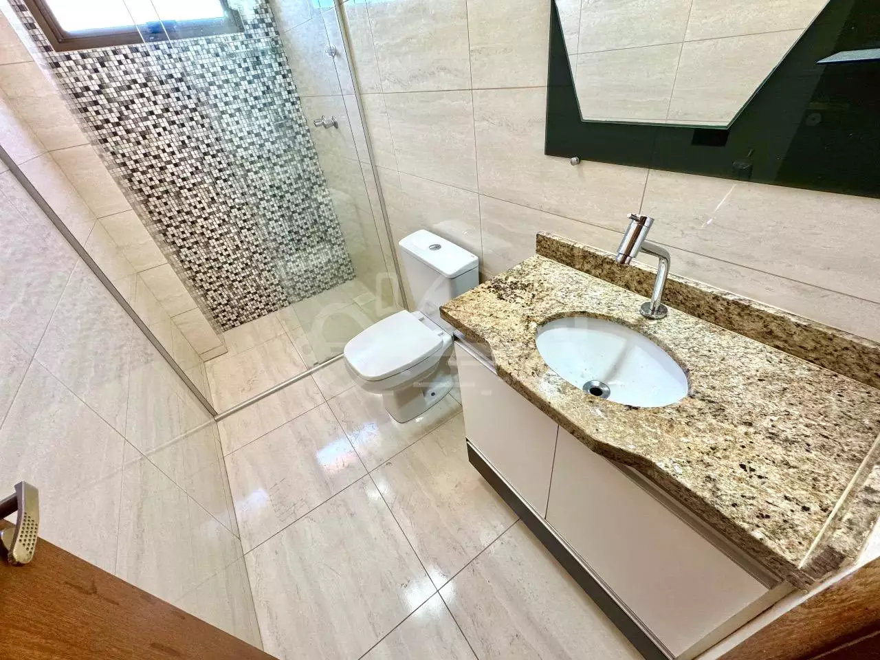Banheiro da suíte principal com box