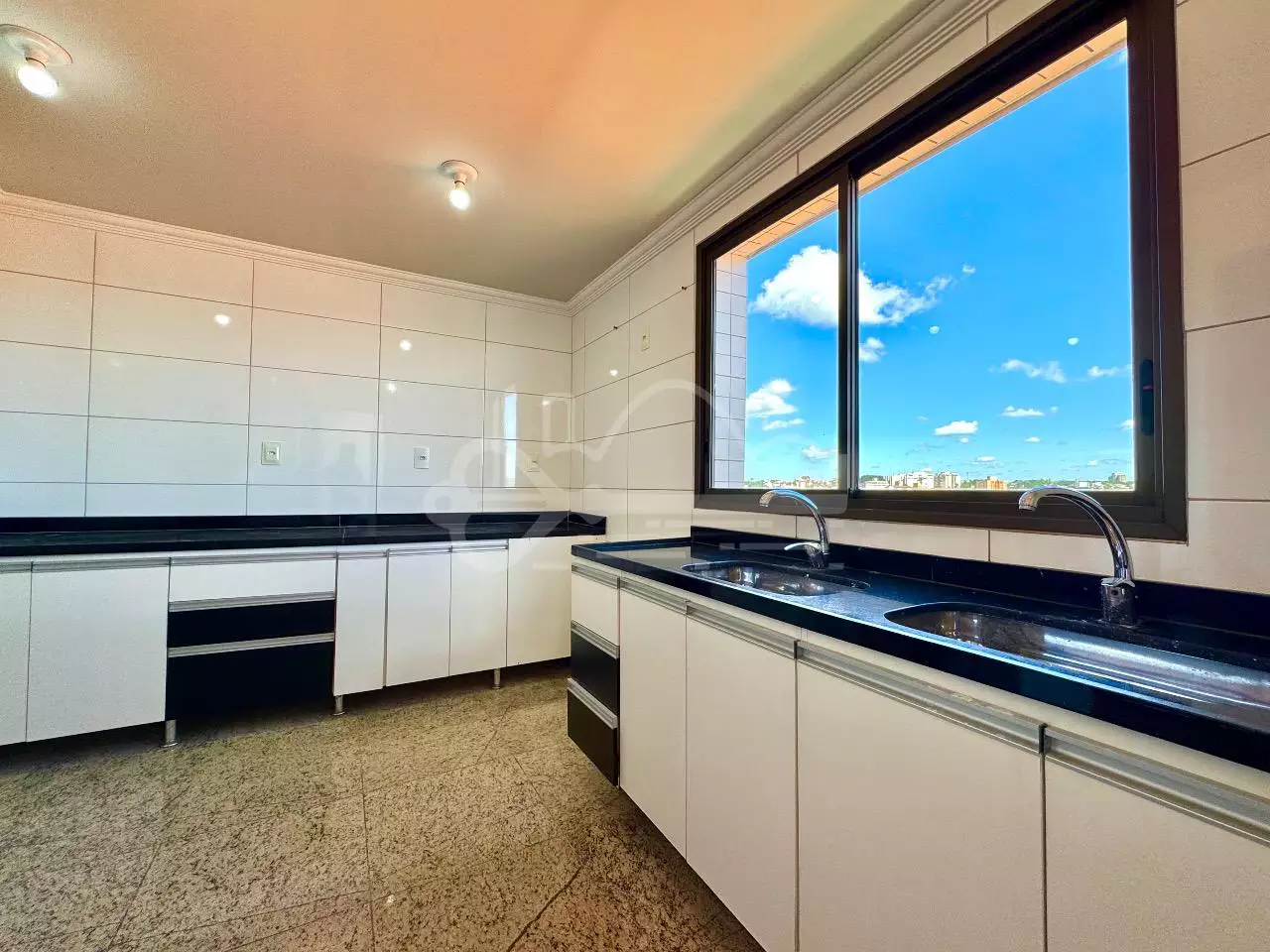 Cozinha planejada com bancada em granito