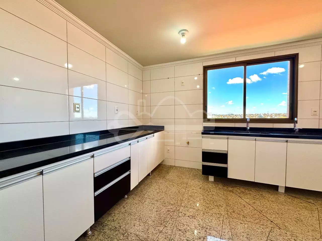 Cozinha ampla com vista