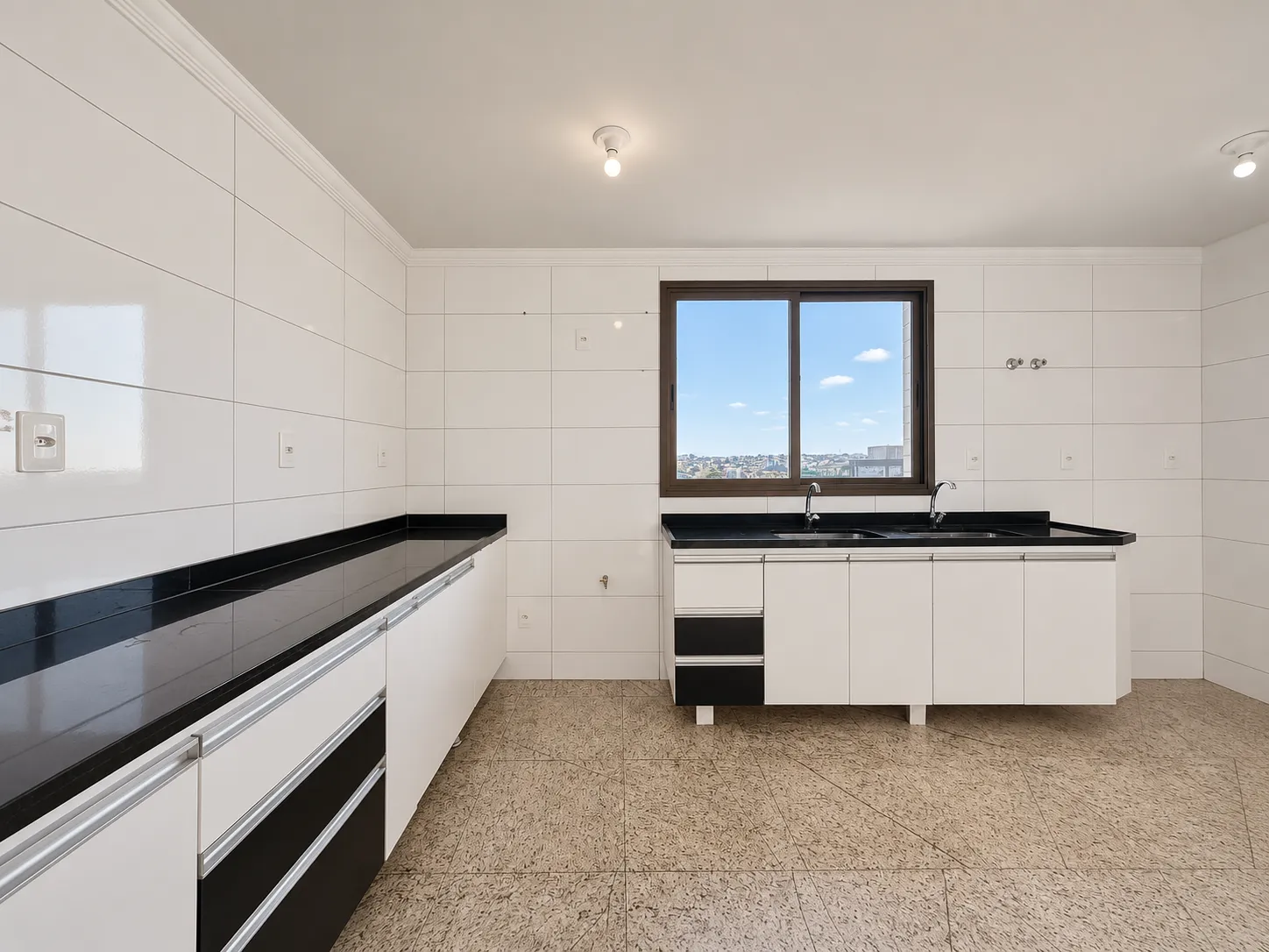 Detalhe da cozinha com bancada e armários