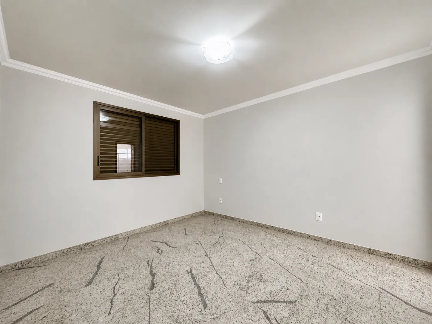 Quarto espaçoso com armários sob medida