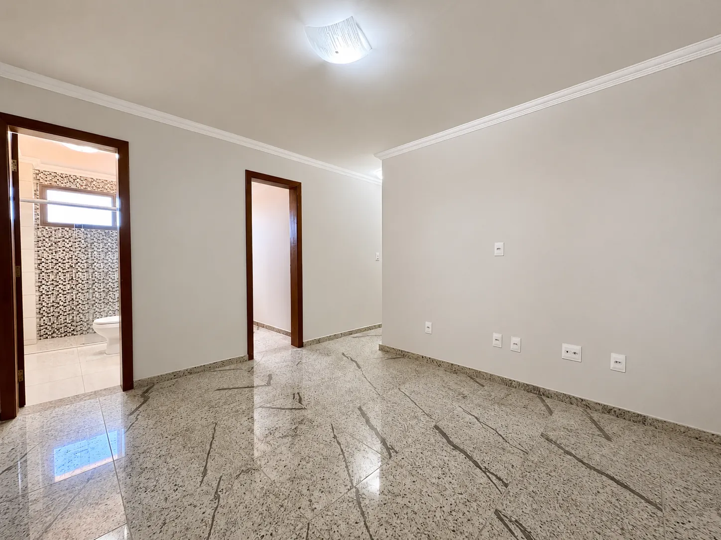 Quarto com janela ampla e armário embutido