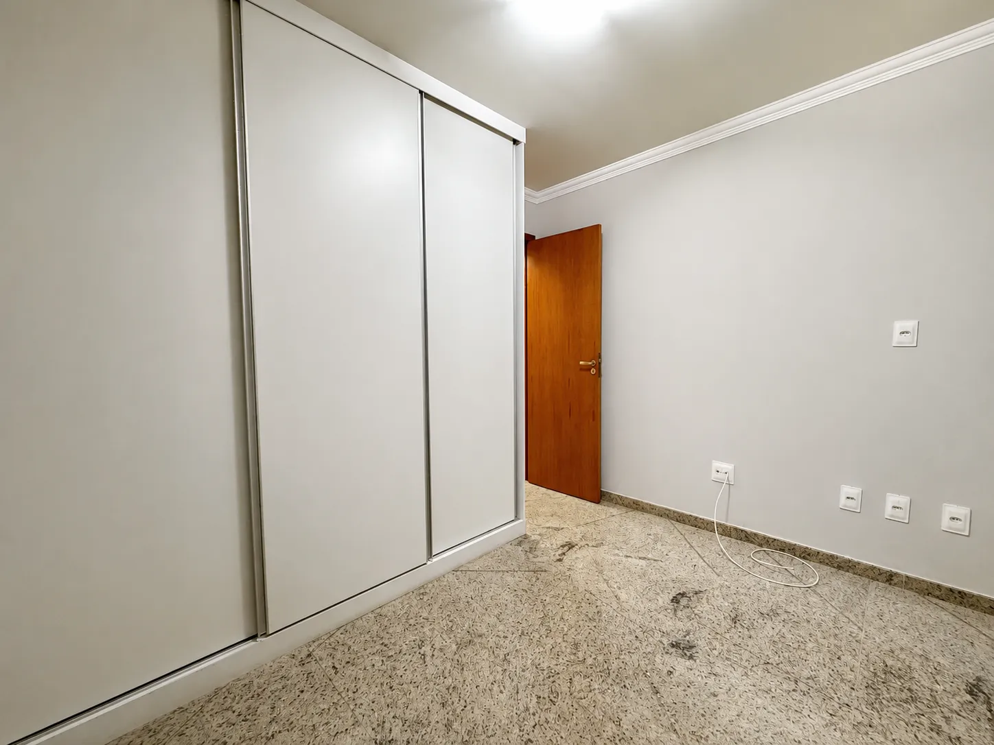 Quarto com janela e armário sob medida