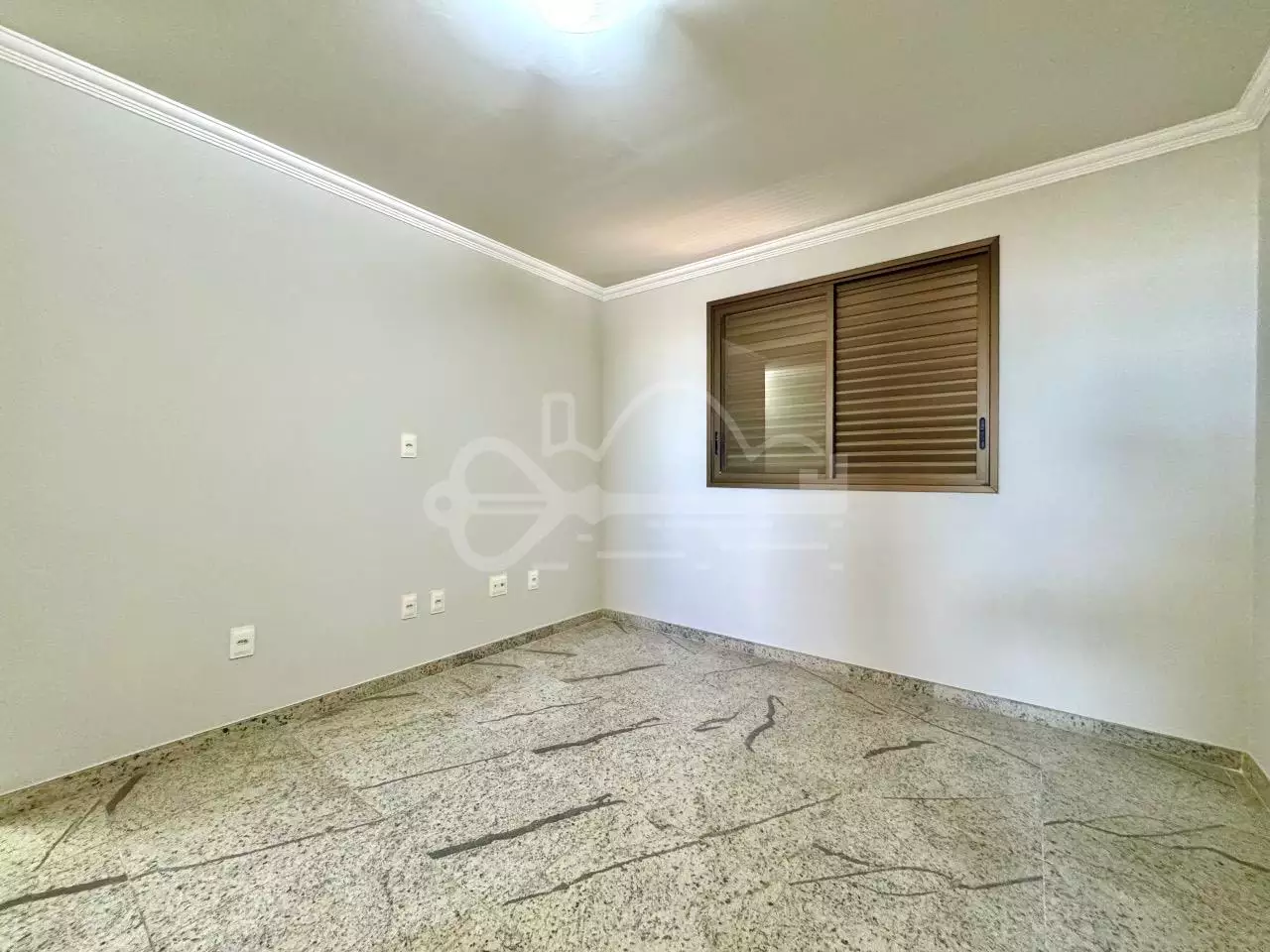 Quarto suíte com armários planejados