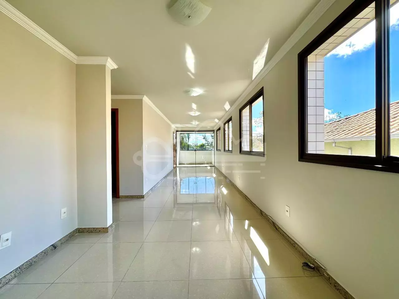Sala de estar com acesso à varanda