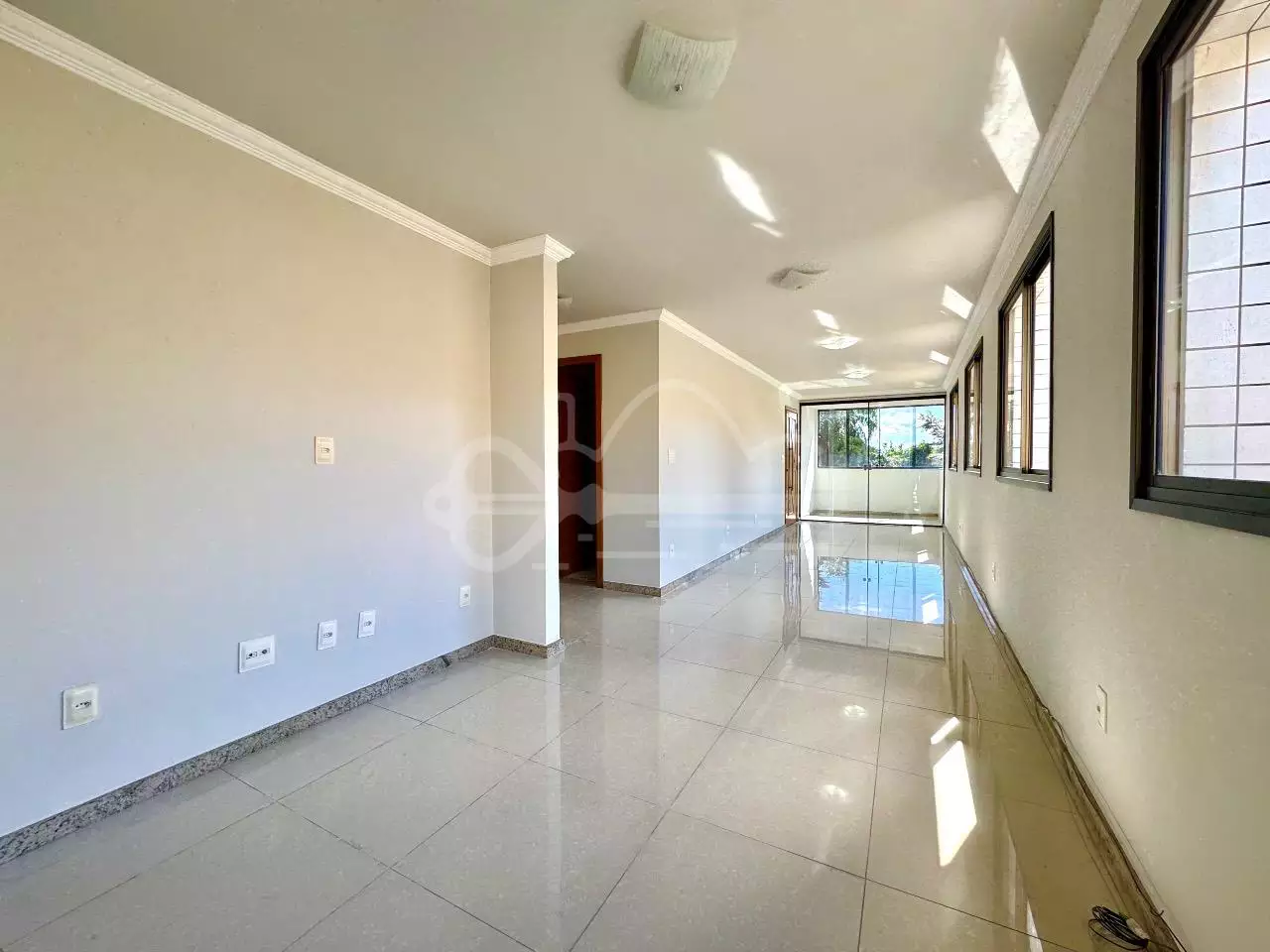 Sala ampla com 3 ambientes no apartamento Santa Amélia