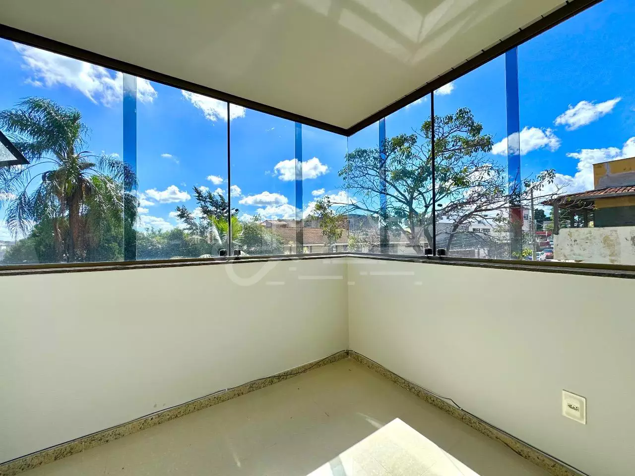 Varanda envidraçada com vista panorâmica